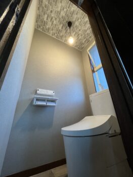 【施工事例】壁紙一枚でここまで変わる。遊び心を詰め込んだトイレの空間デザイン