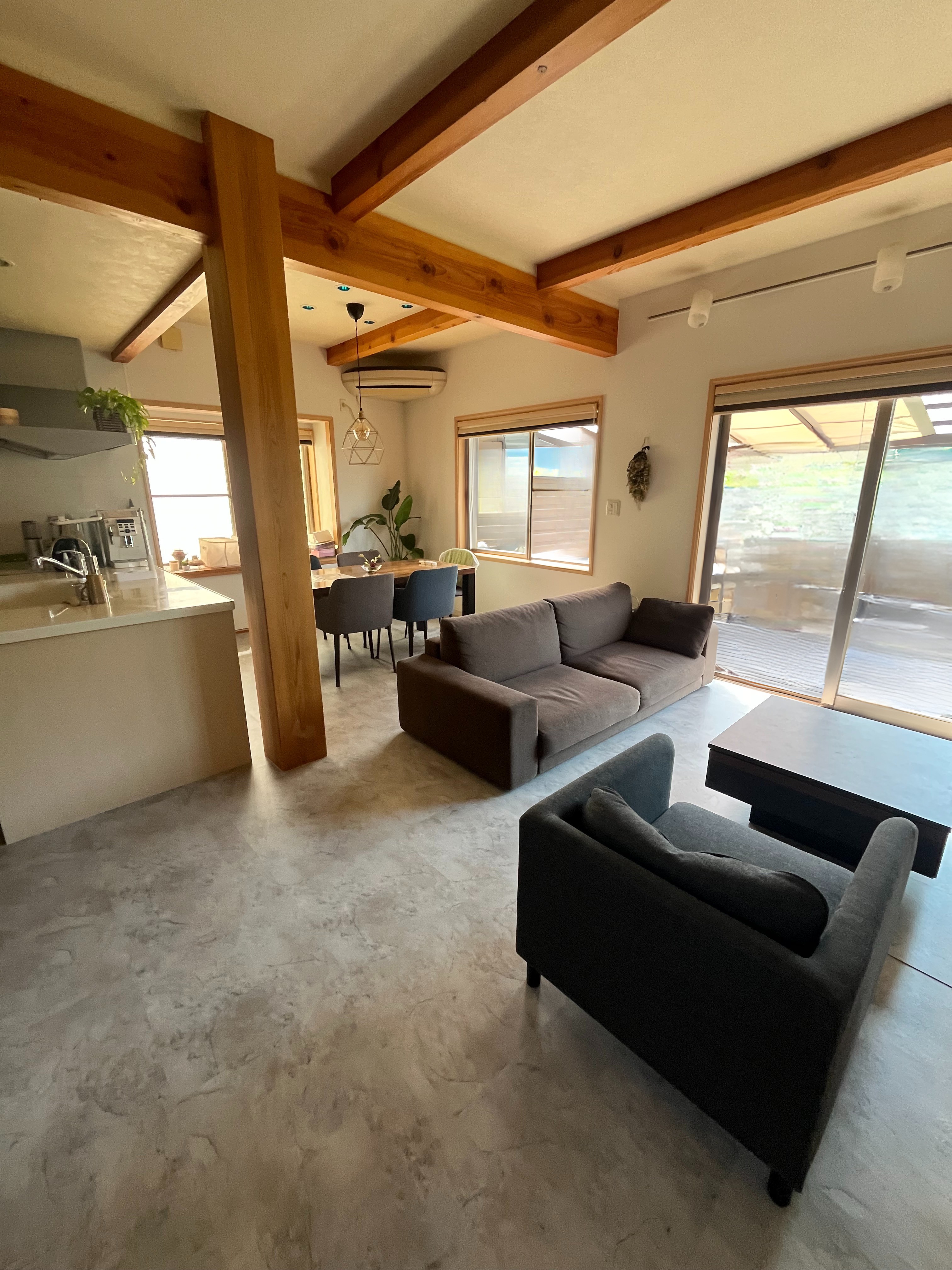 【施工事例】築年数を感じさせない、洗練された大理石調リビングへ。