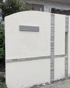 玄関前の印象が一変。プライバシーを守る造作門柱