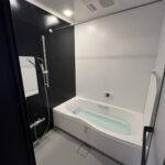 冬の寒さを心地よい開放感へ。LIXIL『リデア』で叶えた、機能美あふれるステインブルーの浴室リフォーム