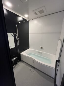 冬の寒さを心地よい開放感へ。LIXIL『リデア』で叶えた、機能美あふれるステインブルーの浴室リフォーム