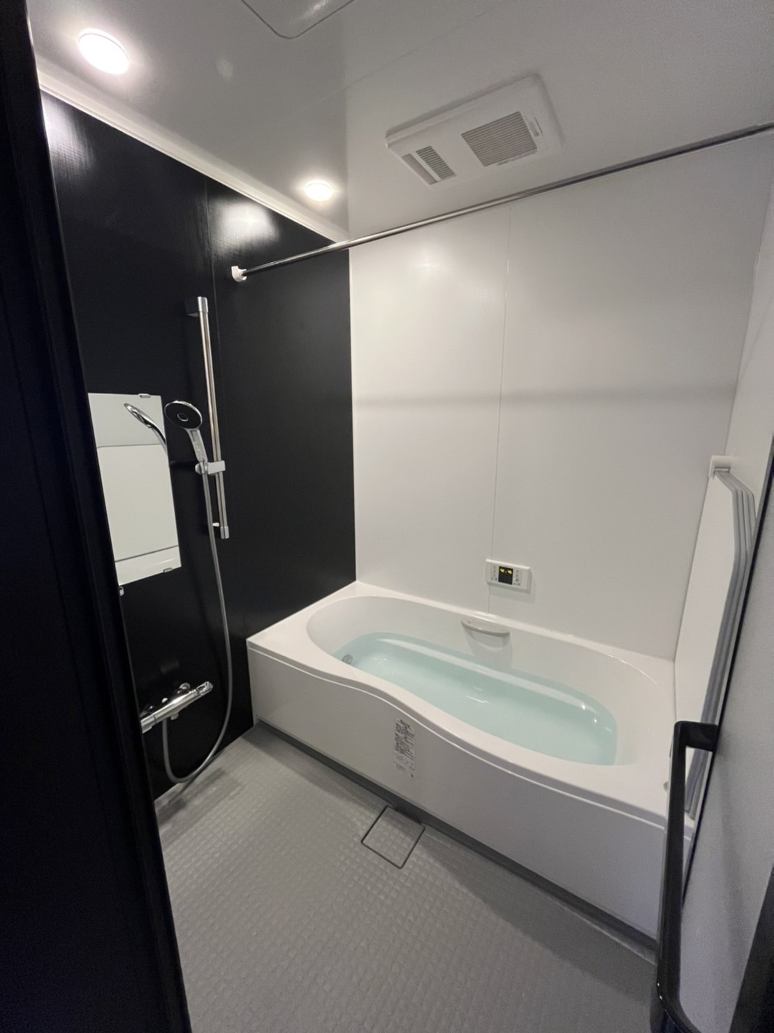 冬の寒さを心地よい開放感へ。LIXIL『リデア』で叶えた、機能美あふれるステインブルーの浴室リフォーム