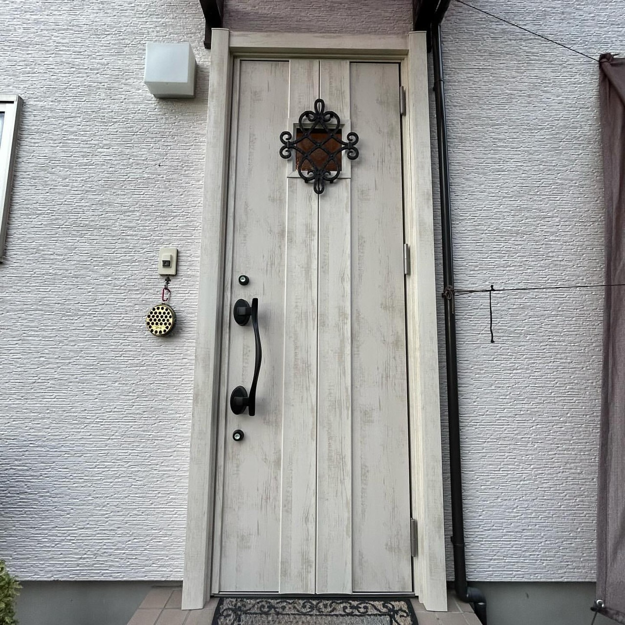 寒さとお手入れの手間をリセット。外壁に馴染むおしゃれな玄関へ
