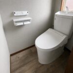 色褪せ・老朽化のお悩みを解決。シック＆モダンに生まれ変わったトイレ空間