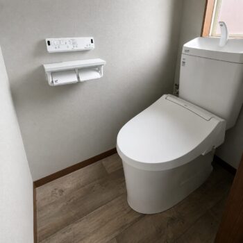 色褪せ・老朽化のお悩みを解決。シック＆モダンに生まれ変わったトイレ空間