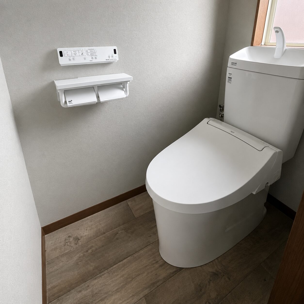 色褪せ・老朽化のお悩みを解決。シック＆モダンに生まれ変わったトイレ空間