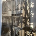 開放的な屋外階段を厳重ガード。施錠扉付きの防犯柵リフォーム