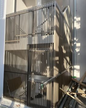 開放的な屋外階段を厳重ガード。施錠扉付きの防犯柵リフォーム